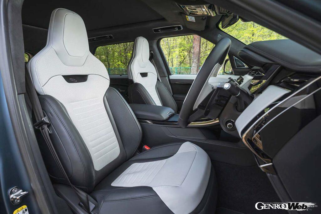 2023年発表の第一弾に続く、レンジローバースポーツSV「エディション2」。最強のレンジローバーの名に相応しく、ヘッドレスト一体型のハイパックシートを前後に採用するなどインテリアもスポーティに彩られる。フロントシートには音楽に合わせてアクチュエーターが振動、臨場感のあるサウンド体験を提供するシステムも搭載。ラゲッジルーム容量は647~1491リットル。