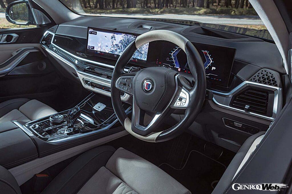 XB7は2025年モデルで一部内外装がアップグレードされた「マヌファクトゥーア」に進化。今回の試乗車は2024年モデルだが、動力性能やスペックは最新モデルとまったく変わらない。レンジローバースポーツSVよりホイールベースで105mm、全長で210mm長いボディには3列シートが収められ、乗車定員は7名に。ラゲッジルーム容量は750~2120リットル。