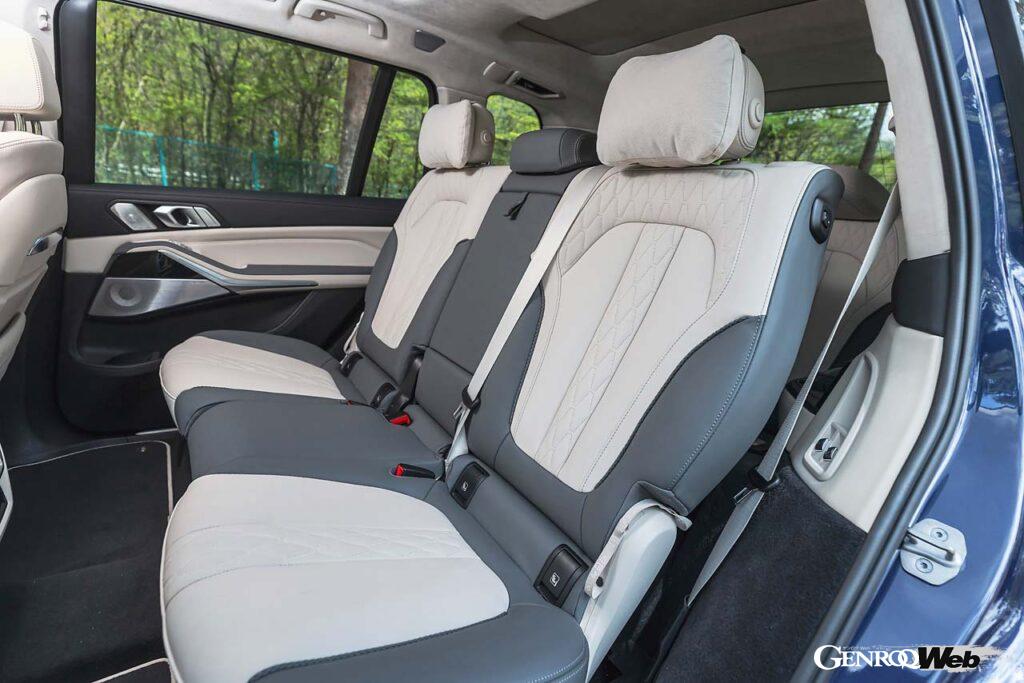 XB7は2025年モデルで一部内外装がアップグレードされた「マヌファクトゥーア」に進化。今回の試乗車は2024年モデルだが、動力性能やスペックは最新モデルとまったく変わらない。レンジローバースポーツSVよりホイールベースで105mm、全長で210mm長いボディには3列シートが収められ、乗車定員は7名に。ラゲッジルーム容量は750~2120リットル。