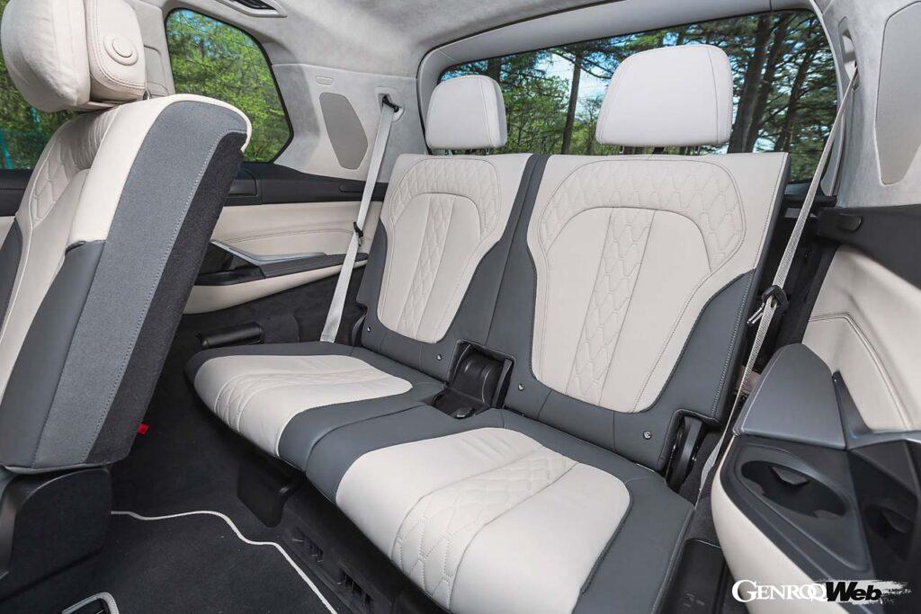 XB7は2025年モデルで一部内外装がアップグレードされた「マヌファクトゥーア」に進化。今回の試乗車は2024年モデルだが、動力性能やスペックは最新モデルとまったく変わらない。レンジローバースポーツSVよりホイールベースで105mm、全長で210mm長いボディには3列シートが収められ、乗車定員は7名に。ラゲッジルーム容量は750~2120リットル。