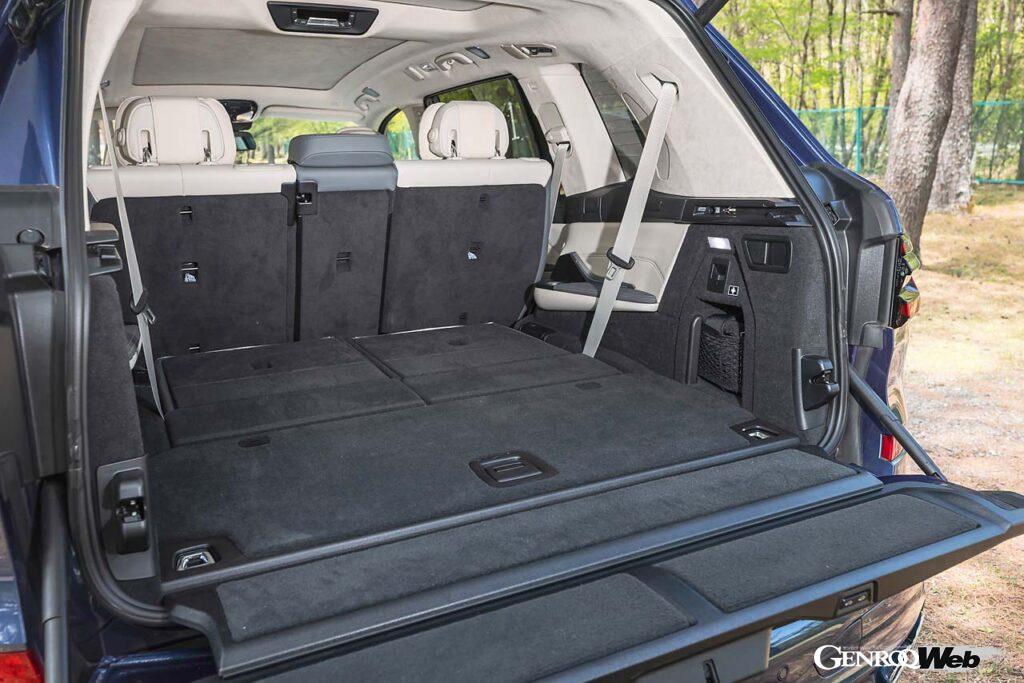 XB7は2025年モデルで一部内外装がアップグレードされた「マヌファクトゥーア」に進化。今回の試乗車は2024年モデルだが、動力性能やスペックは最新モデルとまったく変わらない。レンジローバースポーツSVよりホイールベースで105mm、全長で210mm長いボディには3列シートが収められ、乗車定員は7名に。ラゲッジルーム容量は750~2120リットル。