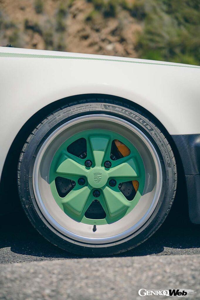 タイヤはオリジナルからサイズを拡大。試乗車は前245/35ZR18、後295/30ZR18のミシュラン・パイロットスポーツ4Sを装着。ブレーキローターはオプションのカーボンセラミックだった。