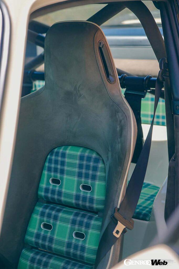 インテリアのコーディネートはオーナーの好み次第でほぼフルオーダーが可能。試乗車はダークグレーのヌバックにグリーンのタータンを組み合わせたバケットシートを装着。