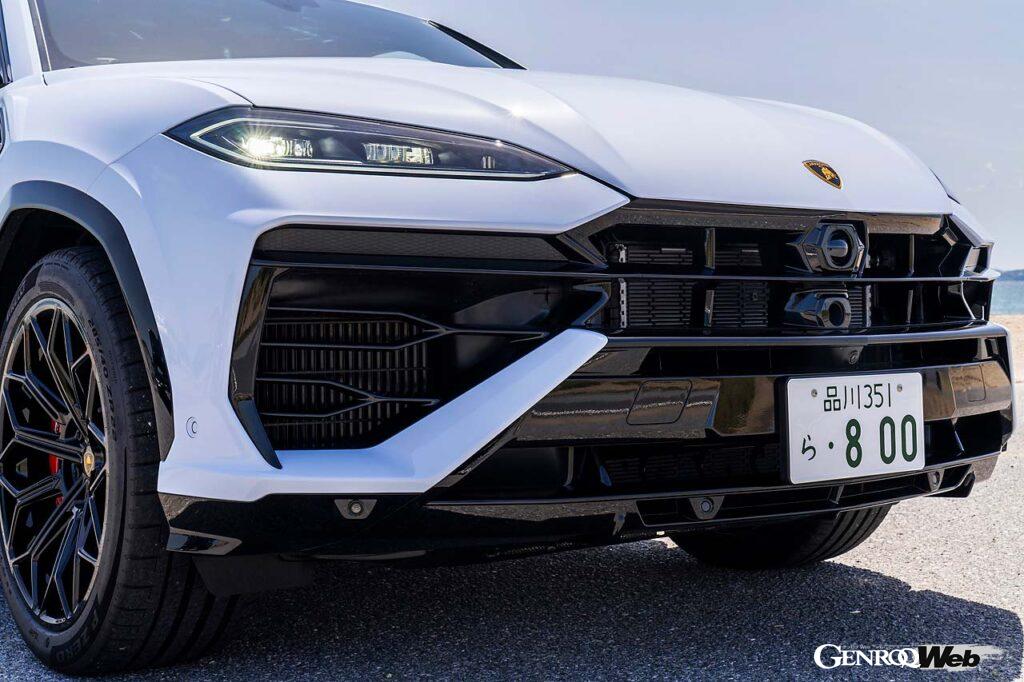 前端のパネルを無くしたことで、スッキリとしたフロント周り。新デザインのヘッドライトはマトリクスLEDを採用。