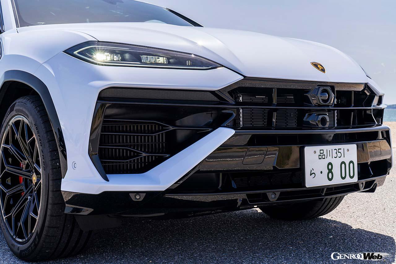 前端のパネルを無くしたことで、スッキリとしたフロント周り。新デザインのヘッドライトはマトリクスLEDを採用。