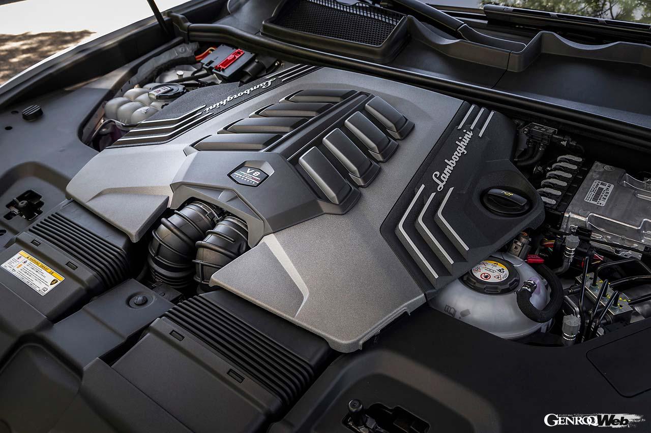 エンジン単体では620PSと先代より46PS低いが、扱いやすさを重視。192PS/483Nmのモーターが加わることで、最高速度は先代のウルス・ペルフォルマンテを上回る312km/hをマークする。