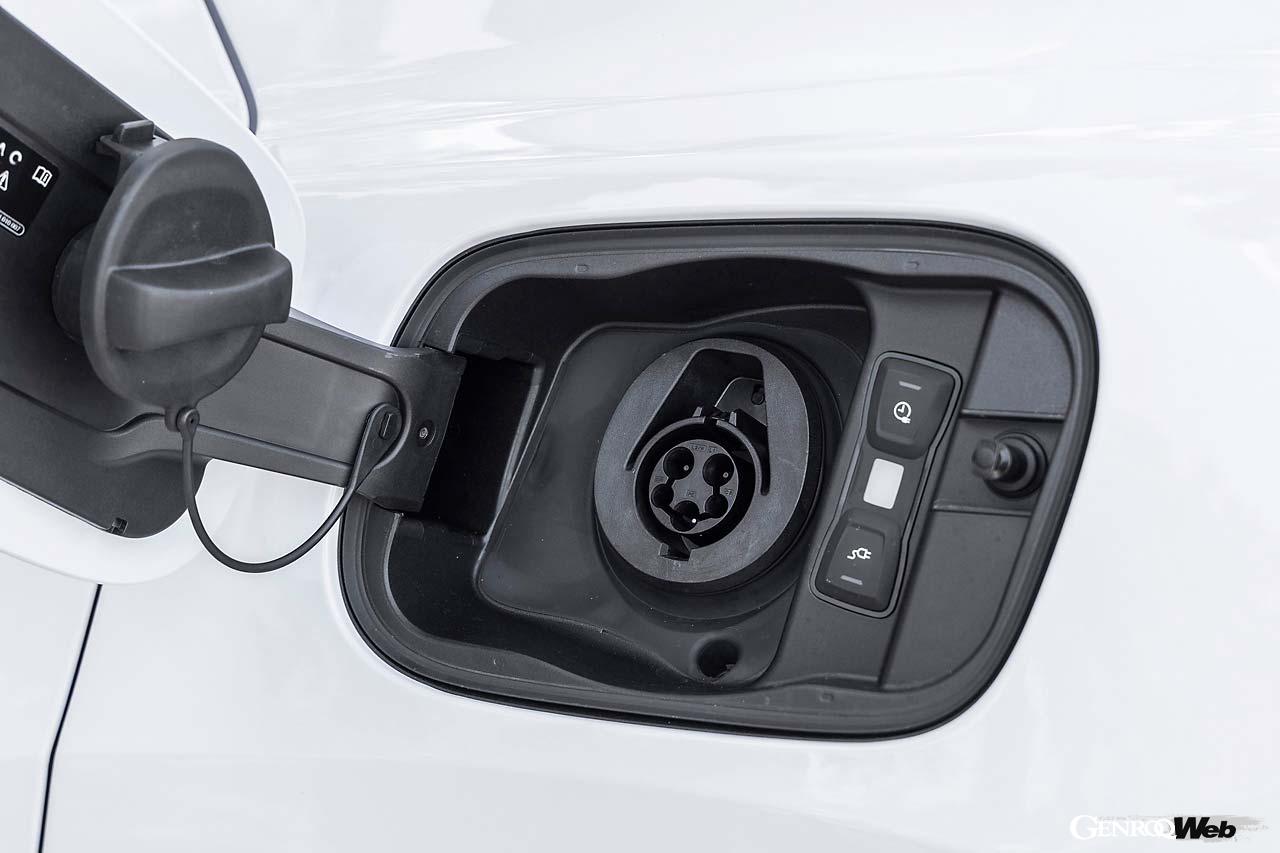 バッテリーにはAC普通充電が可能。リチャージモードで走行しながらの充電も可能だ。