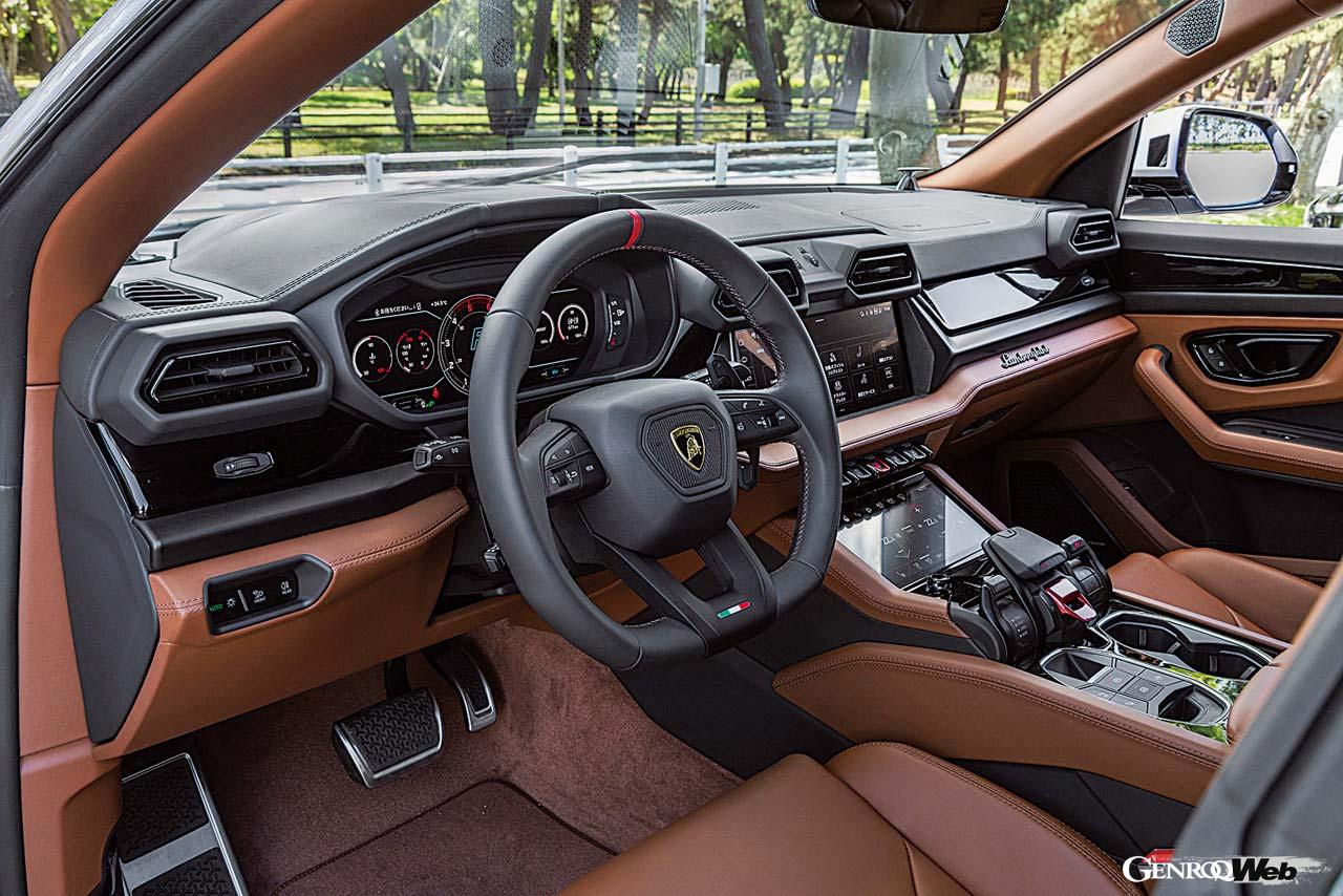 インパネは上下を完全に分割し、軽快な雰囲気となった。ステアリングにあるEブーストボタンを押すと、20秒間だけコルサモードに切り替わる。