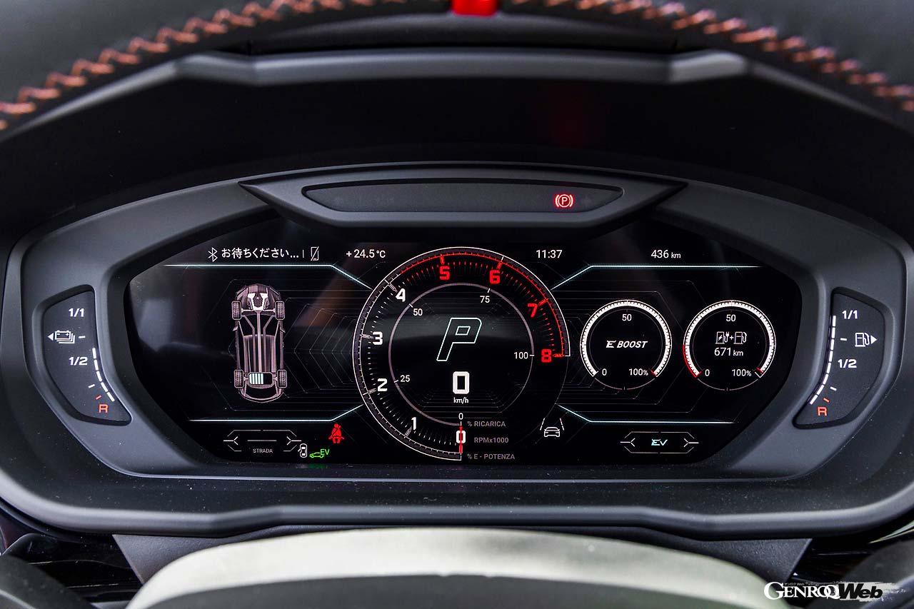 メーターのデザインも刷新された。エネルギーモニターやモーターのアシスト＆充電の状況がリアルタイムで表示される。