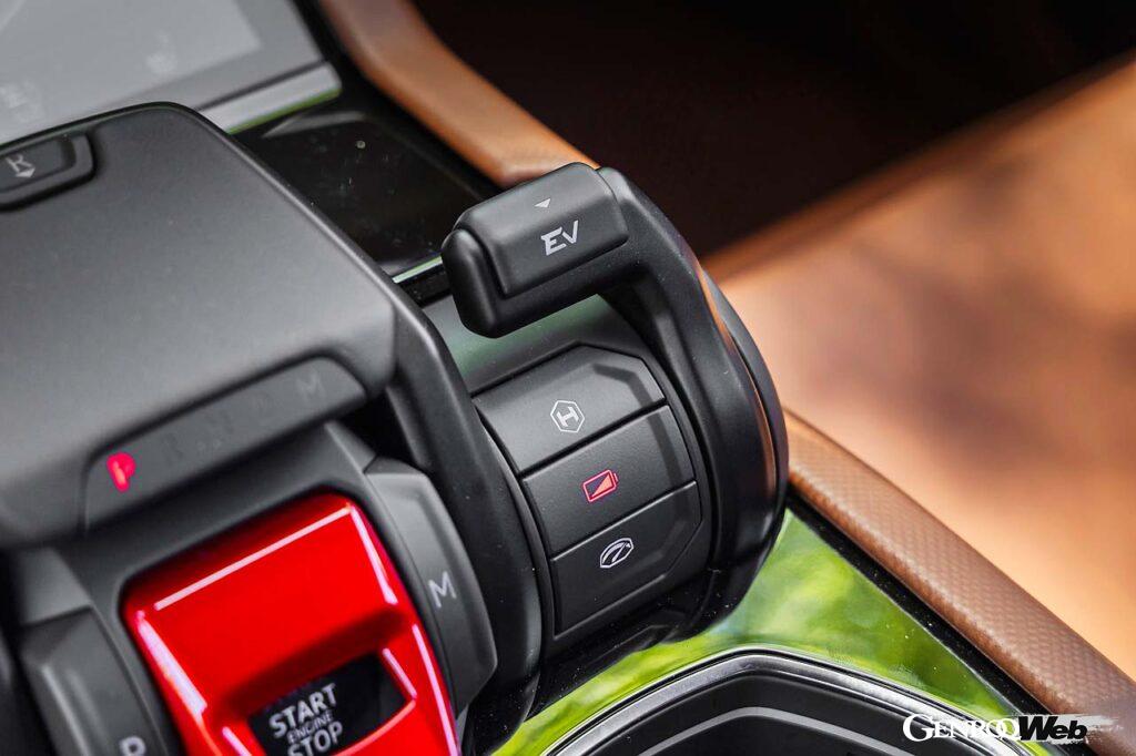 センターコンソールのEVレバーを引くと瞬時でEV走行に切り替わる。赤く点灯しているのはバッテリーに充電するリチャージモードのボタン。