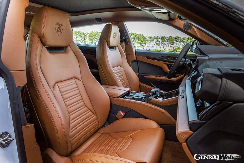 シートのレザーは47種類のカラーと4種類のステッチを組み合わせるとができる。他にスポーツシートも用意される。