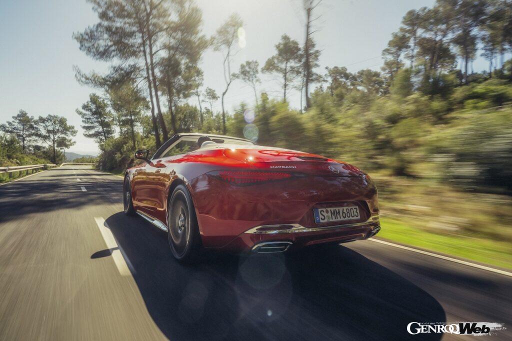 「メルセデス・マイバッハ SL 680 モノグラム シリーズ」の走行シーン。