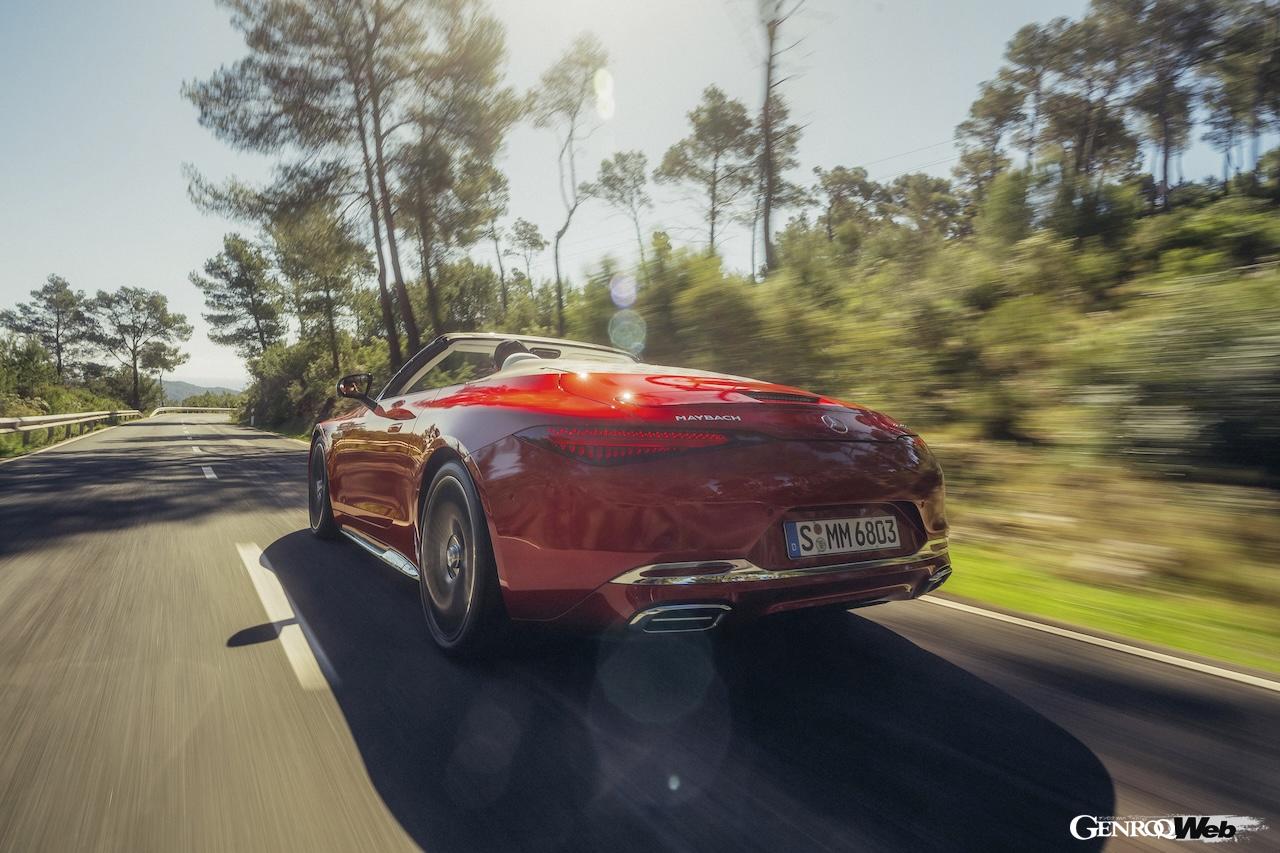 「メルセデス・マイバッハ SL 680 モノグラム シリーズ」の走行シーン。