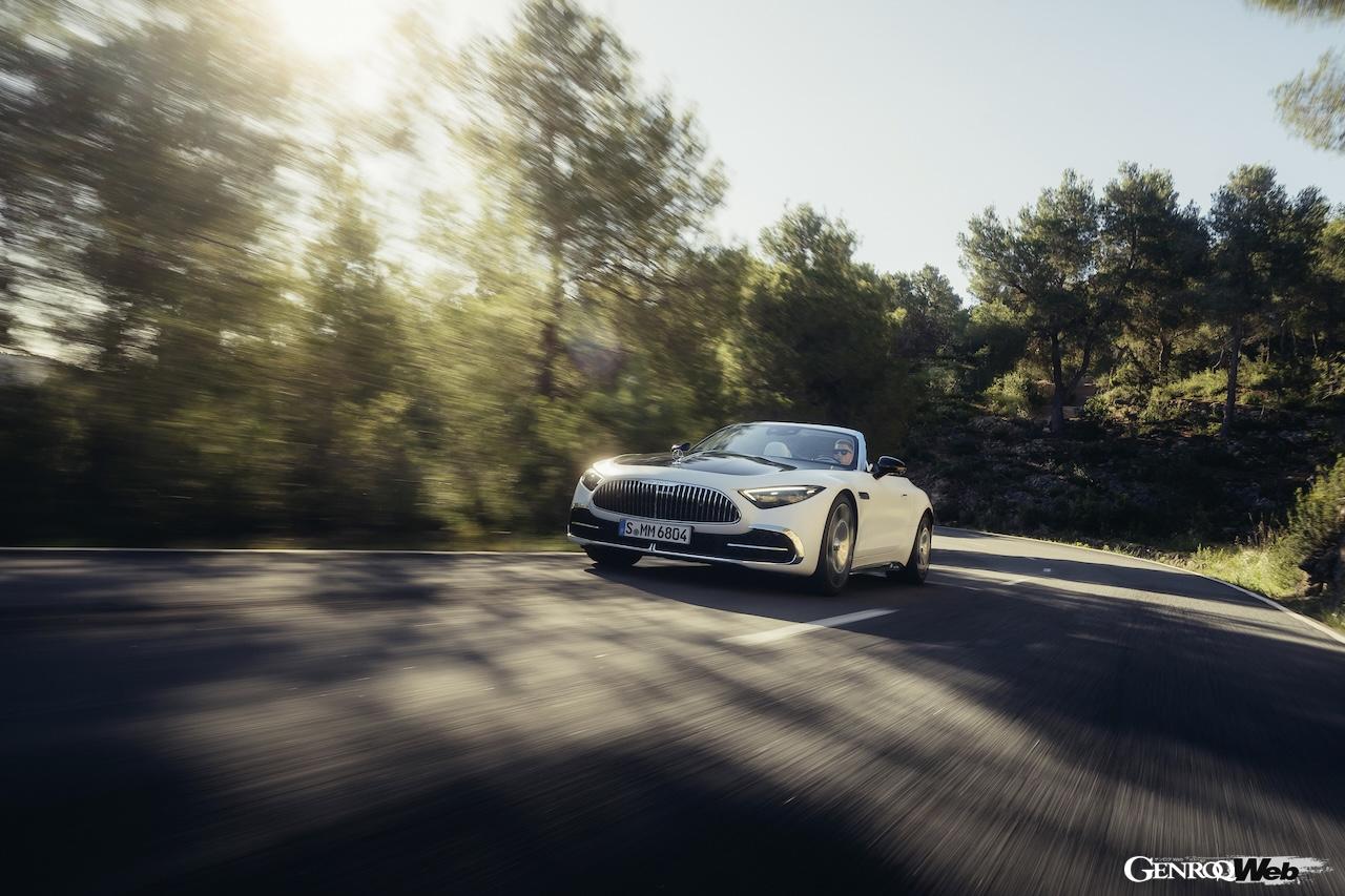 「メルセデス・マイバッハ SL 680 モノグラム シリーズ」の走行シーン。