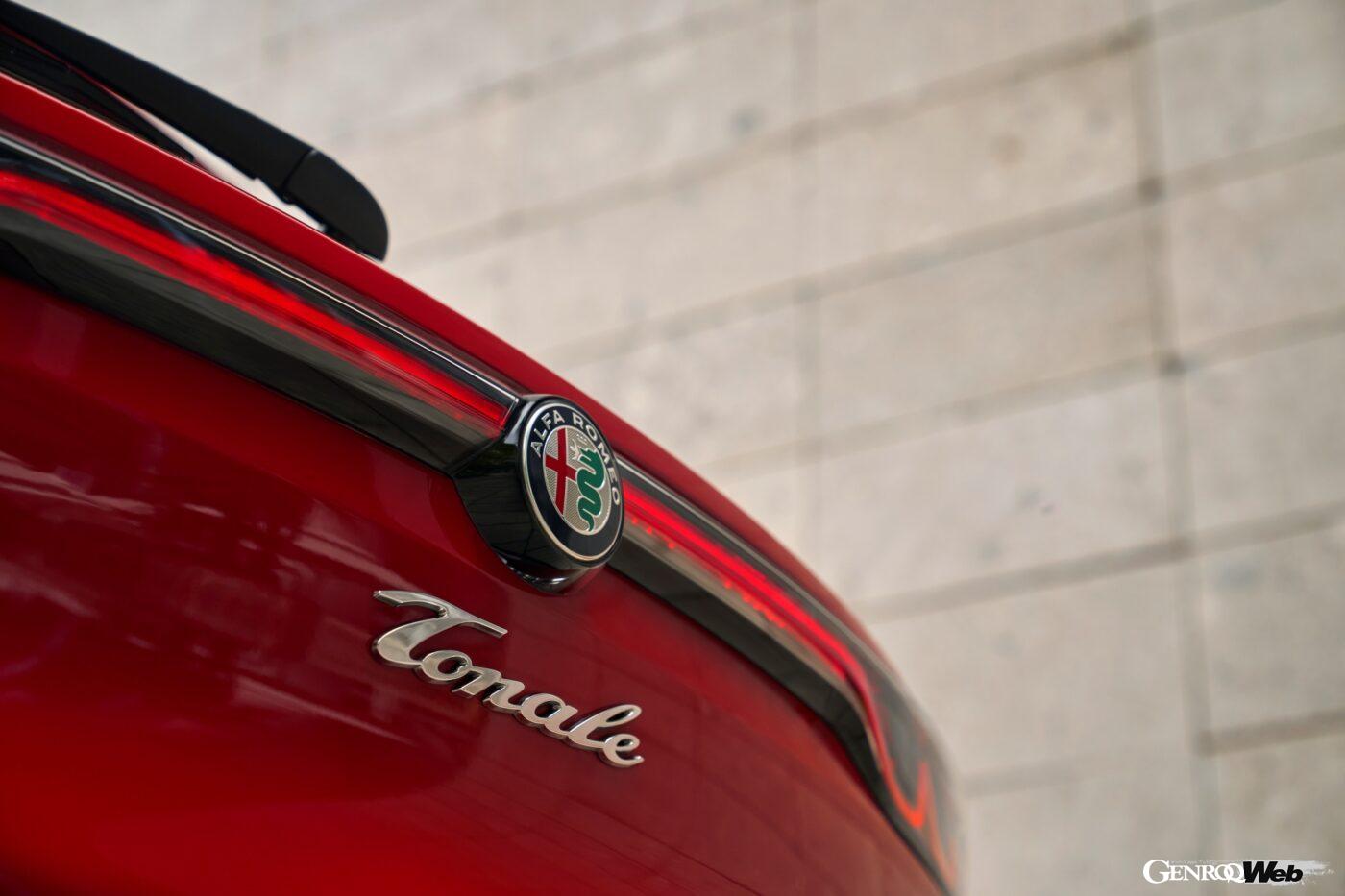 左に赤い十字、右に人を飲み込んでいる大蛇が描かれるアルファロメオのエンブレム。その意味するものは?