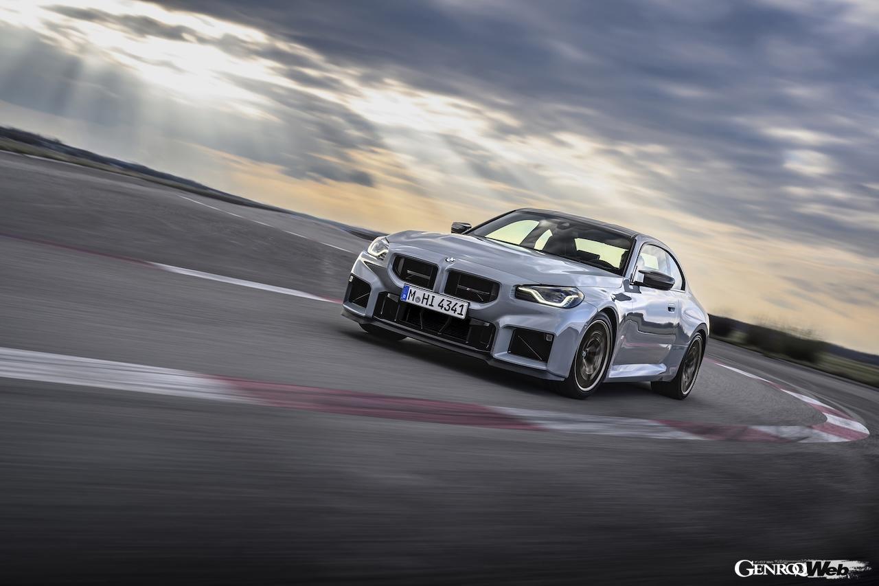 M2の最上級仕様「M2 CS」の走行シーン。