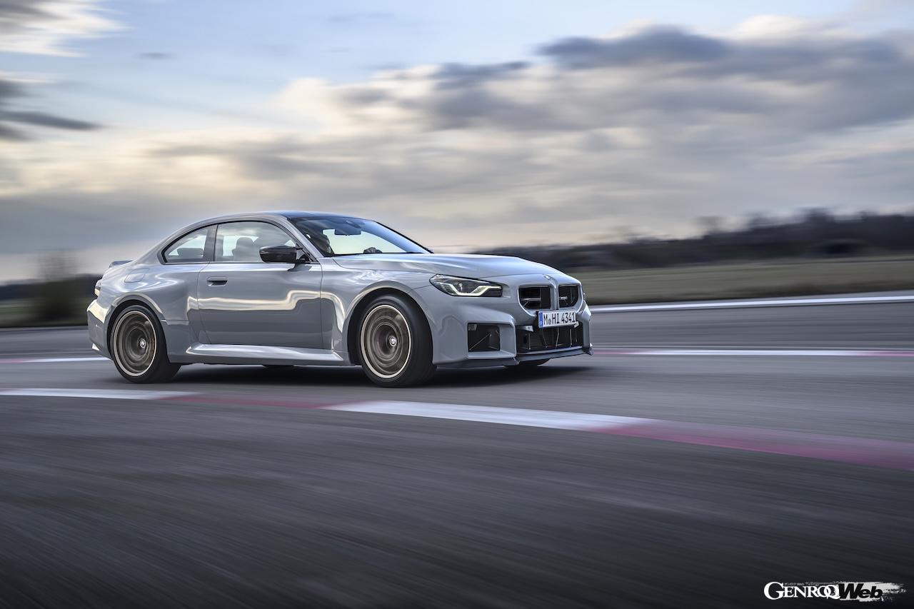 M2の最上級仕様「M2 CS」の走行シーン。