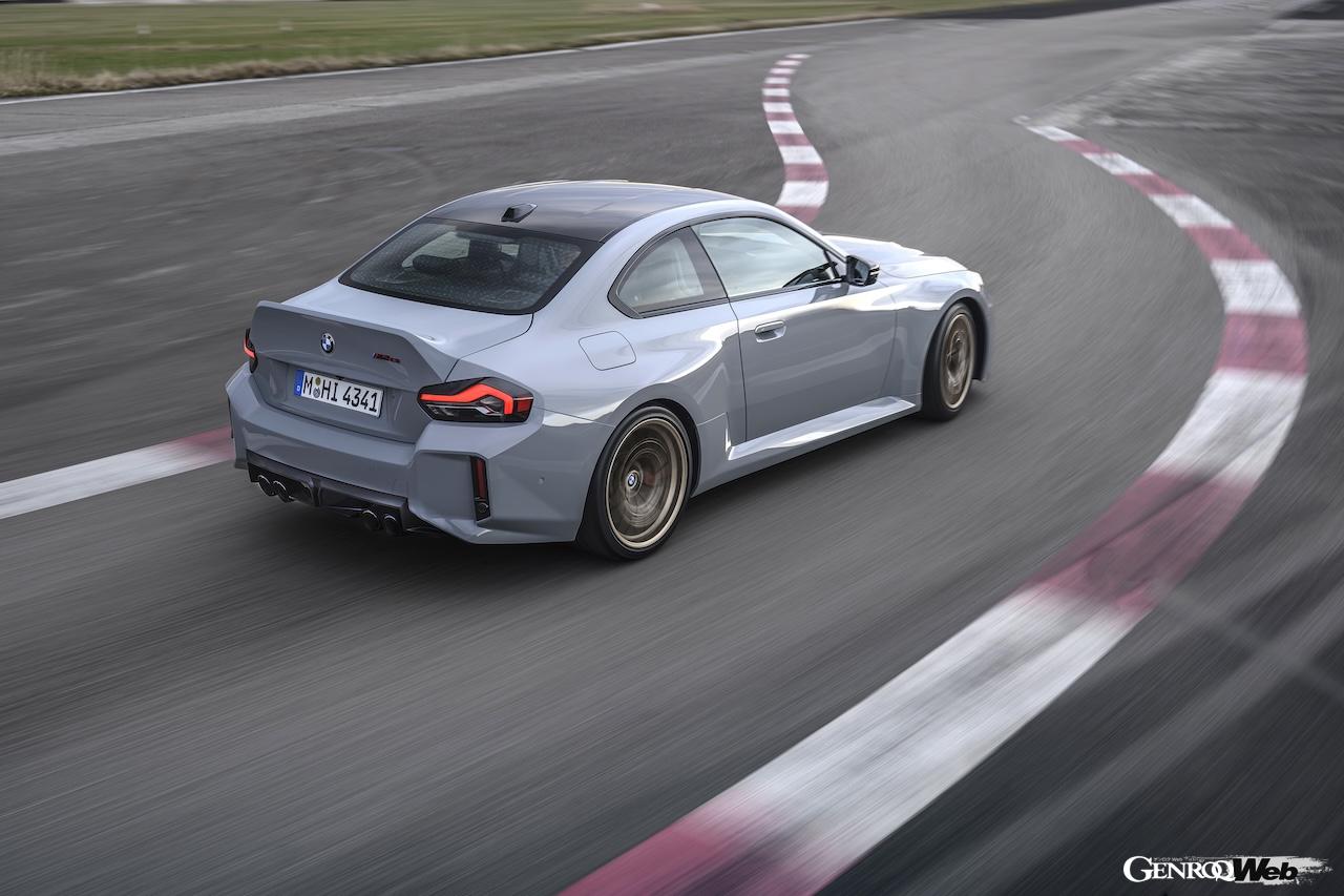 M2の最上級仕様「M2 CS」の走行シーン。