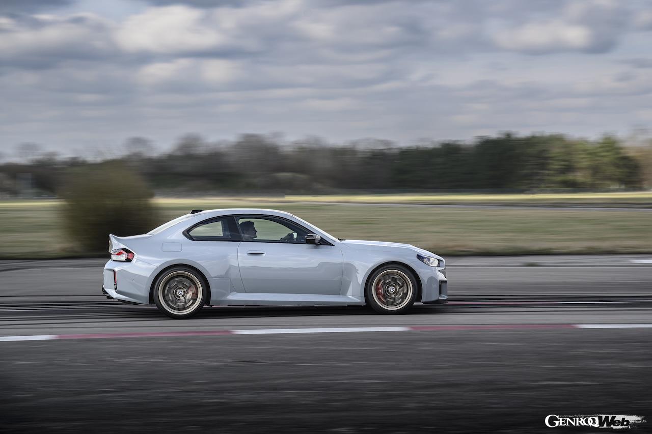 M2の最上級仕様「M2 CS」の走行シーン。