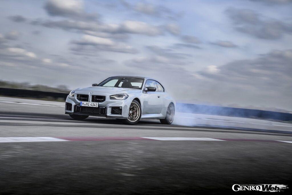 M2の最上級仕様「M2 CS」の走行シーン。