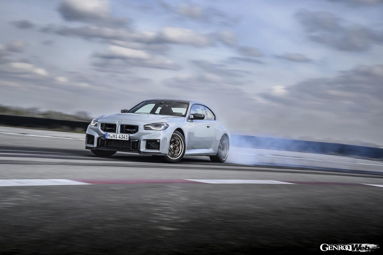 M2の最上級仕様「M2 CS」の走行シーン。