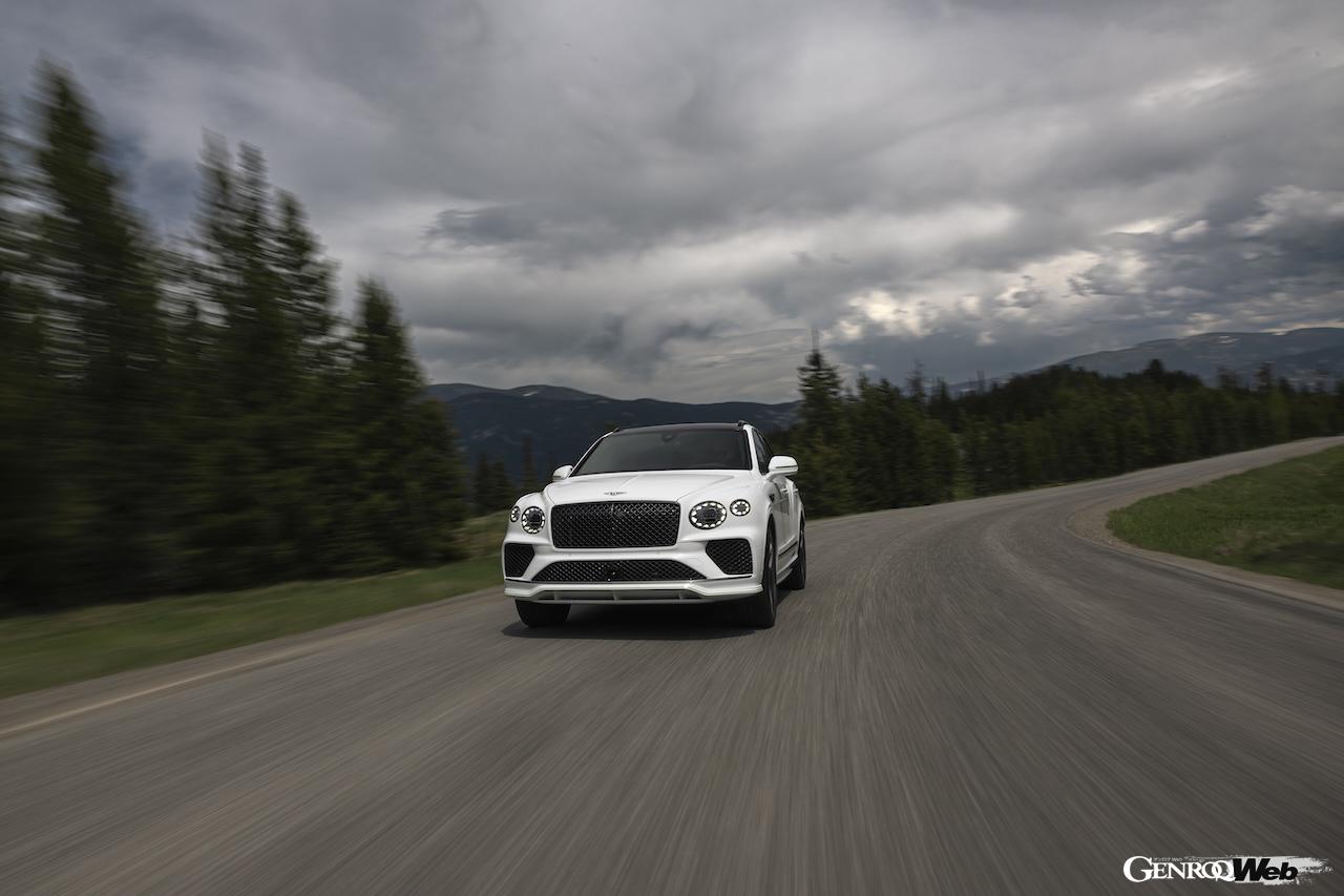 ハイパフォーマンスSUV「ベントレー ベンテイガ スピード」の走行シーン。