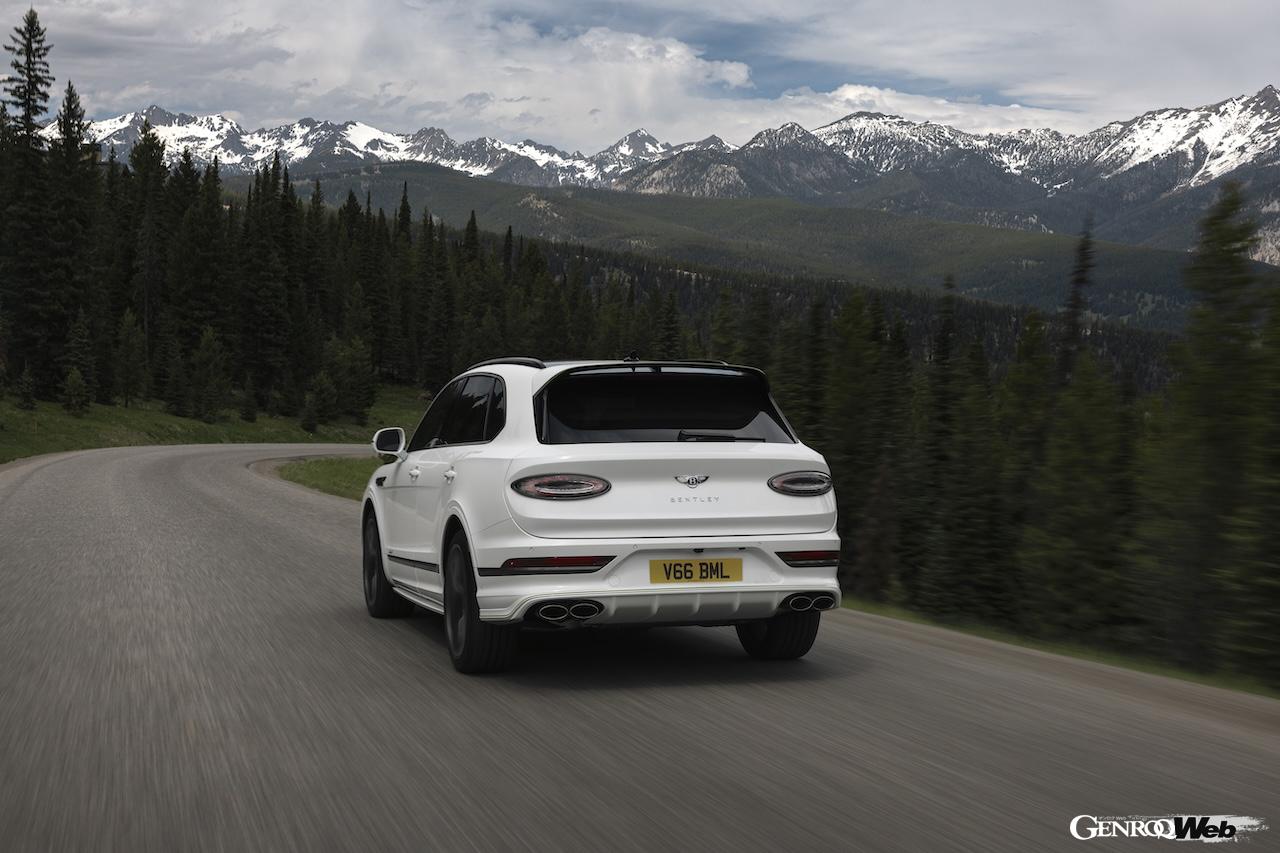 ハイパフォーマンスSUV「ベントレー ベンテイガ スピード」の走行シーン。