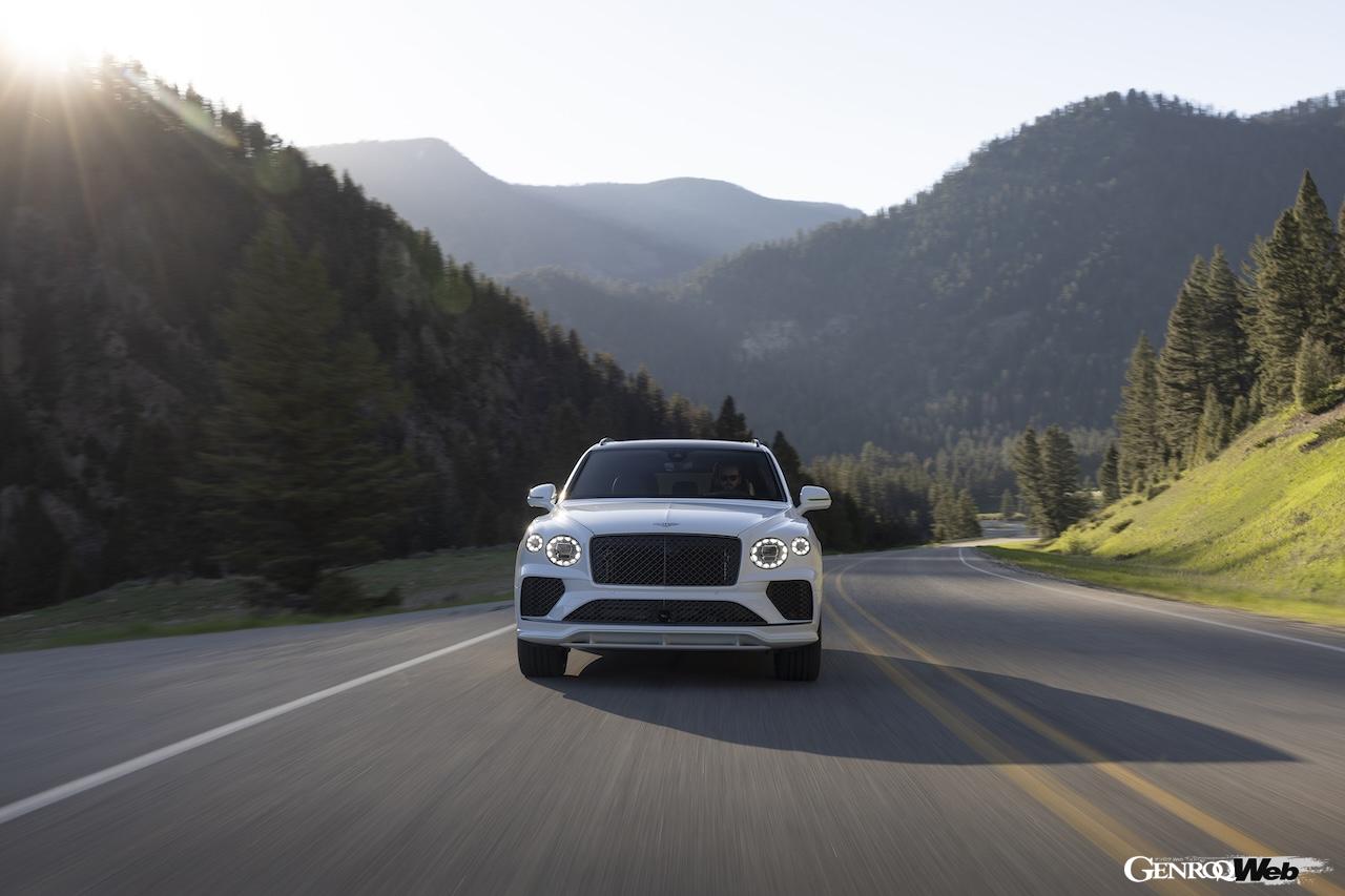 ハイパフォーマンスSUV「ベントレー ベンテイガ スピード」の走行シーン。