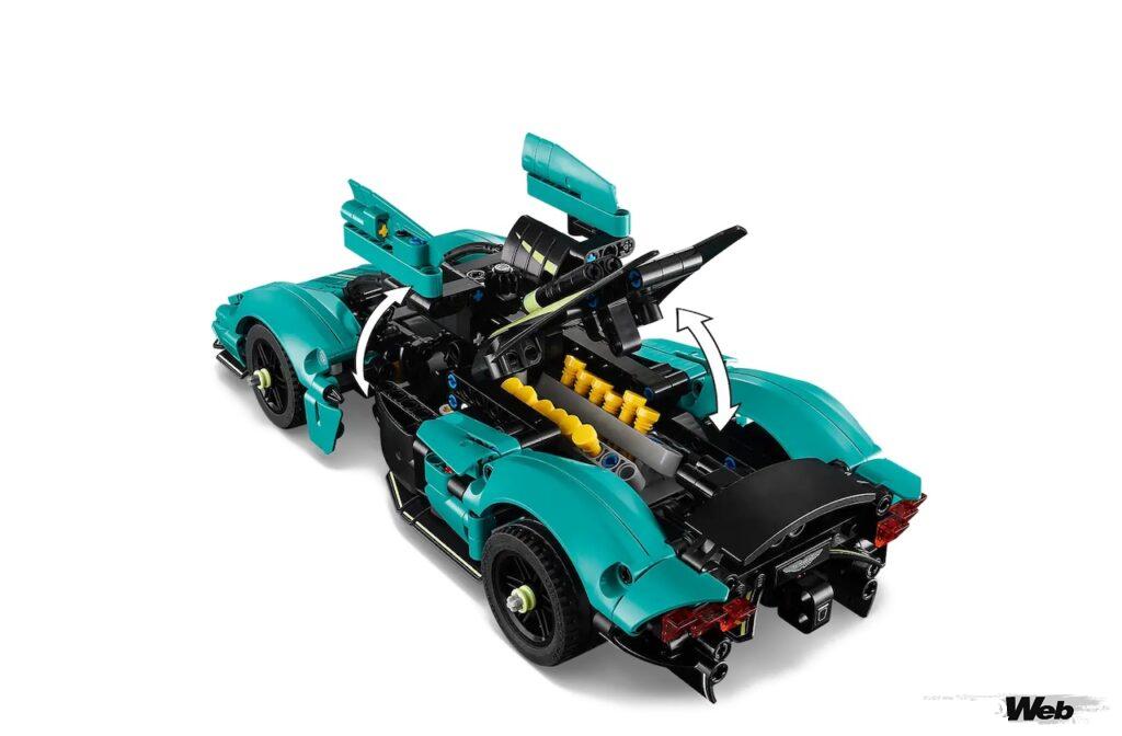 ドライバー側のタイヤを回転させると、リヤミッドに搭載される6.5リッターV型12気筒エンジンのピストンが可動する。