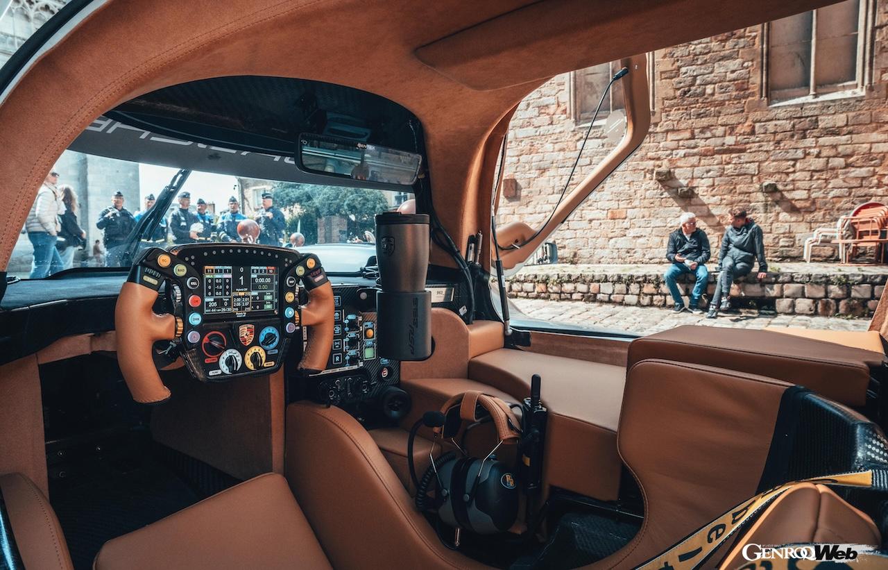 公道走行可能なル・マン・ハイパーカー「963 RSP」のコクピット。