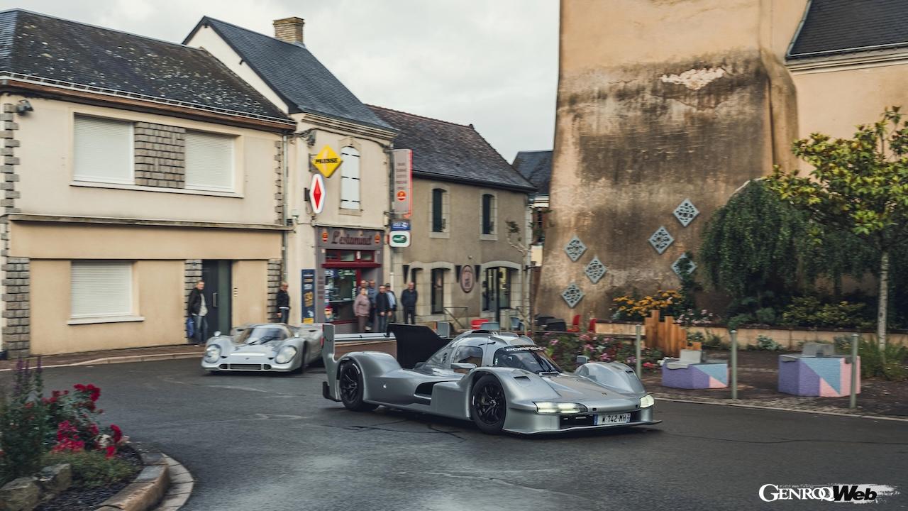 1974年4月、ドイツからフランスまで公道を走行したロッシ伯爵の917が、最新レーシングカー「963」をベースに完全再現された。