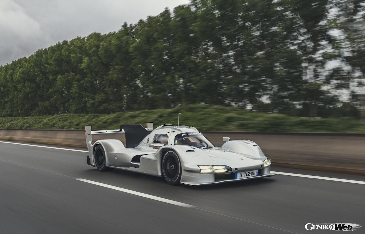 公道走行可能なル・マン・ハイパーカー「963 RSP」の走行シーン。