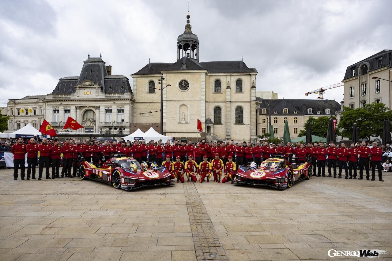 ル・マン市街地に位置するリパブリック広場の特設会場に公式車検とパレードランが実施され、3台のフェラーリ 499Pが勢揃いした。
