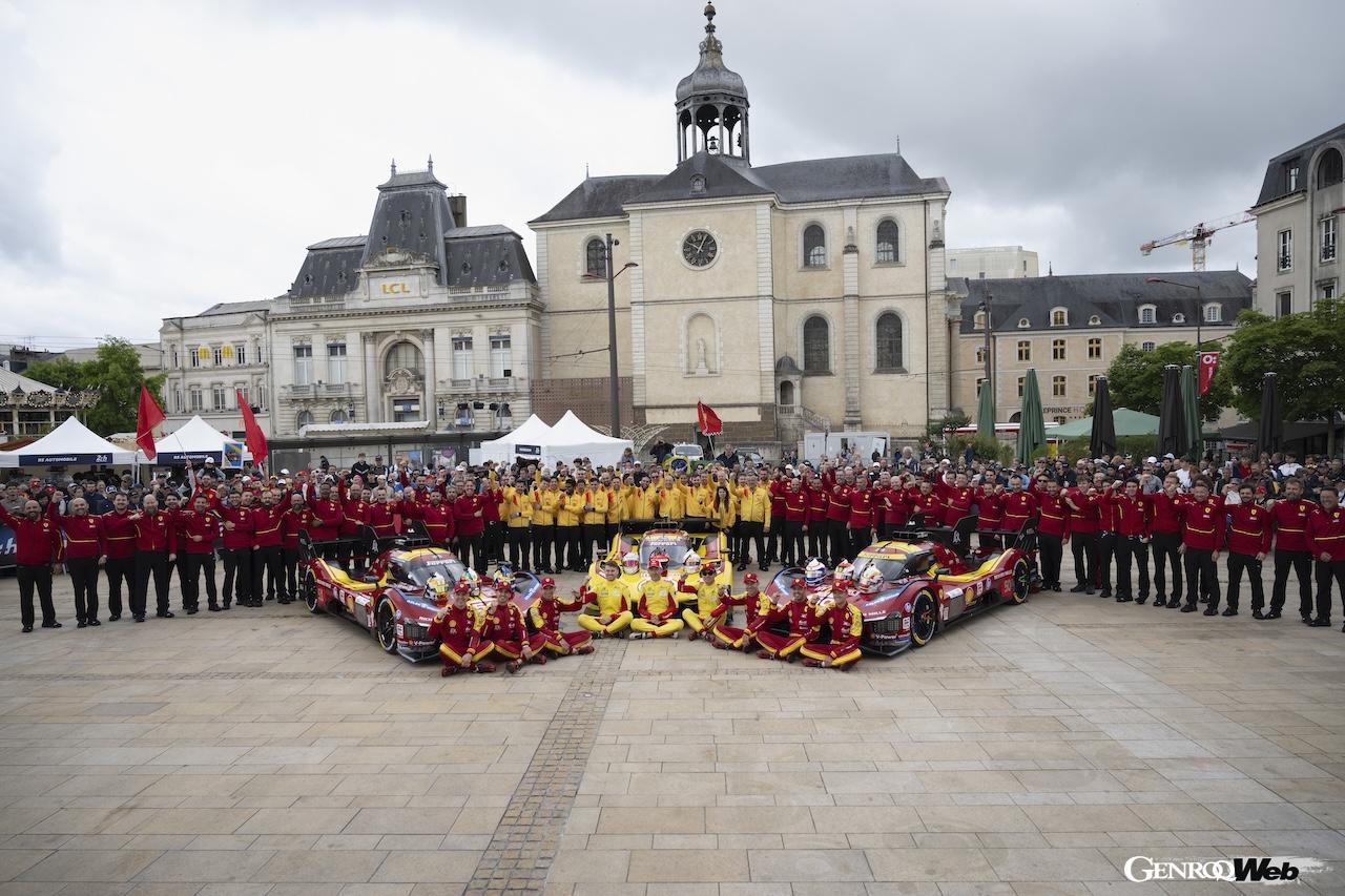ル・マン市街地に位置するリパブリック広場の特設会場に公式車検とパレードランが実施され、3台のフェラーリ 499Pが勢揃いした。