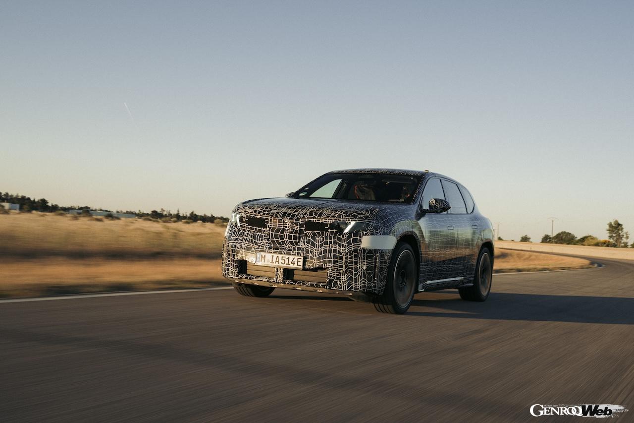 ワールドプレミアに向けて、精力的にテストを行う新型「BMW iX3」。