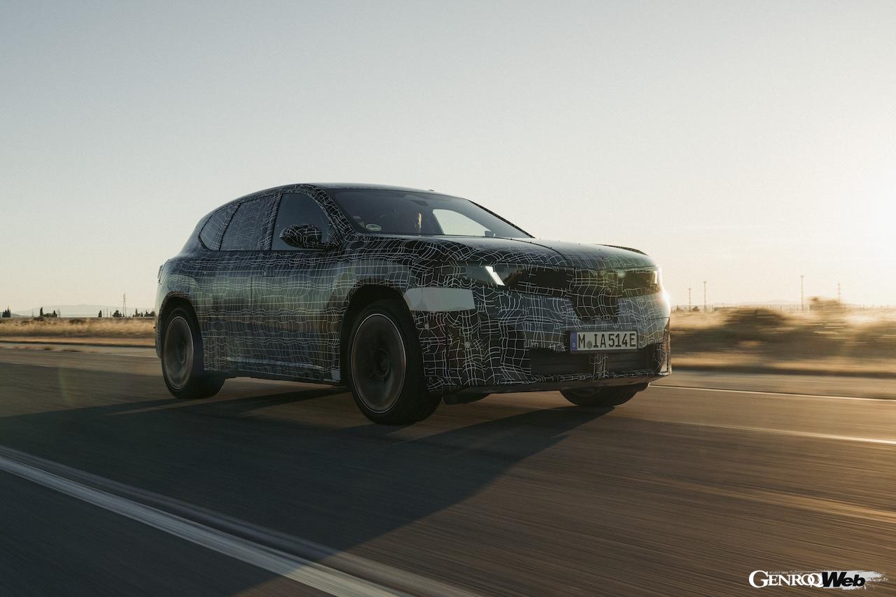 ワールドプレミアに向けて、精力的にテストを行う新型「BMW iX3」。