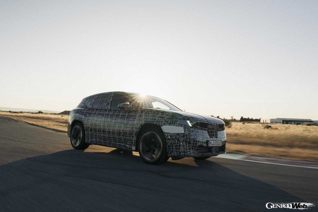 ワールドプレミアに向けて、精力的にテストを行う新型「BMW iX3」。