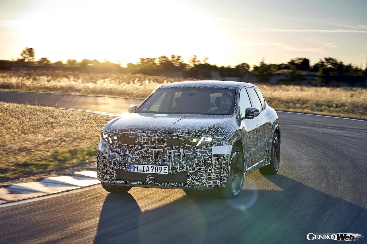ワールドプレミアに向けて、精力的にテストを行う新型「BMW iX3」。