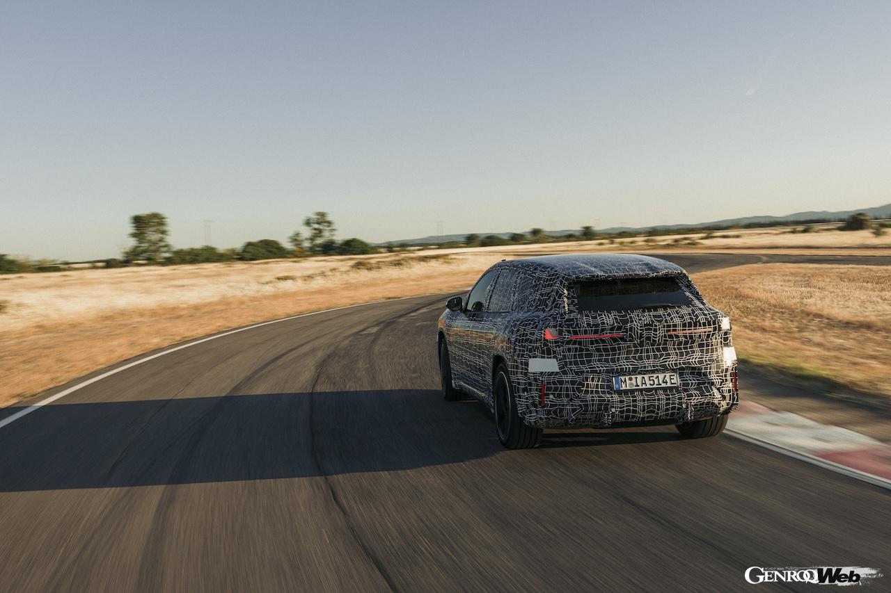 ワールドプレミアに向けて、精力的にテストを行う新型「BMW iX3」。