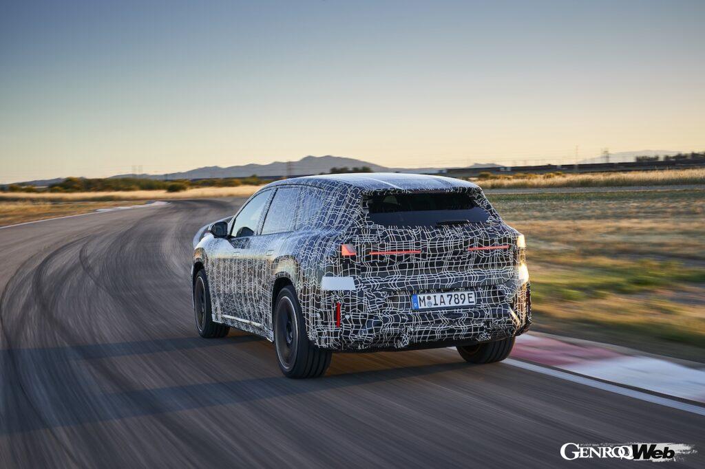 ワールドプレミアに向けて、精力的にテストを行う新型「BMW iX3」。