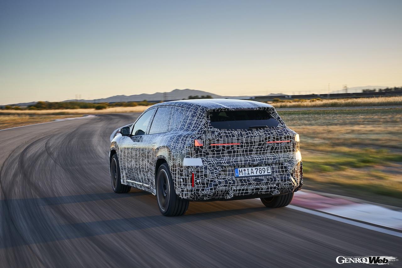 ワールドプレミアに向けて、精力的にテストを行う新型「BMW iX3」。