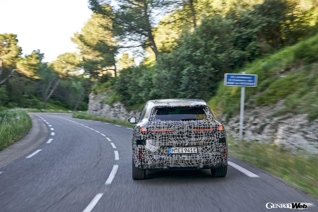 ワールドプレミアに向けて、精力的にテストを行う新型「BMW iX3」。