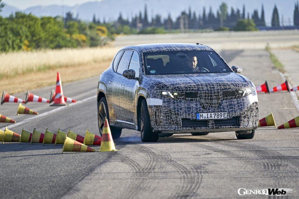 ワールドプレミアに向けて、精力的にテストを行う新型「BMW iX3」。