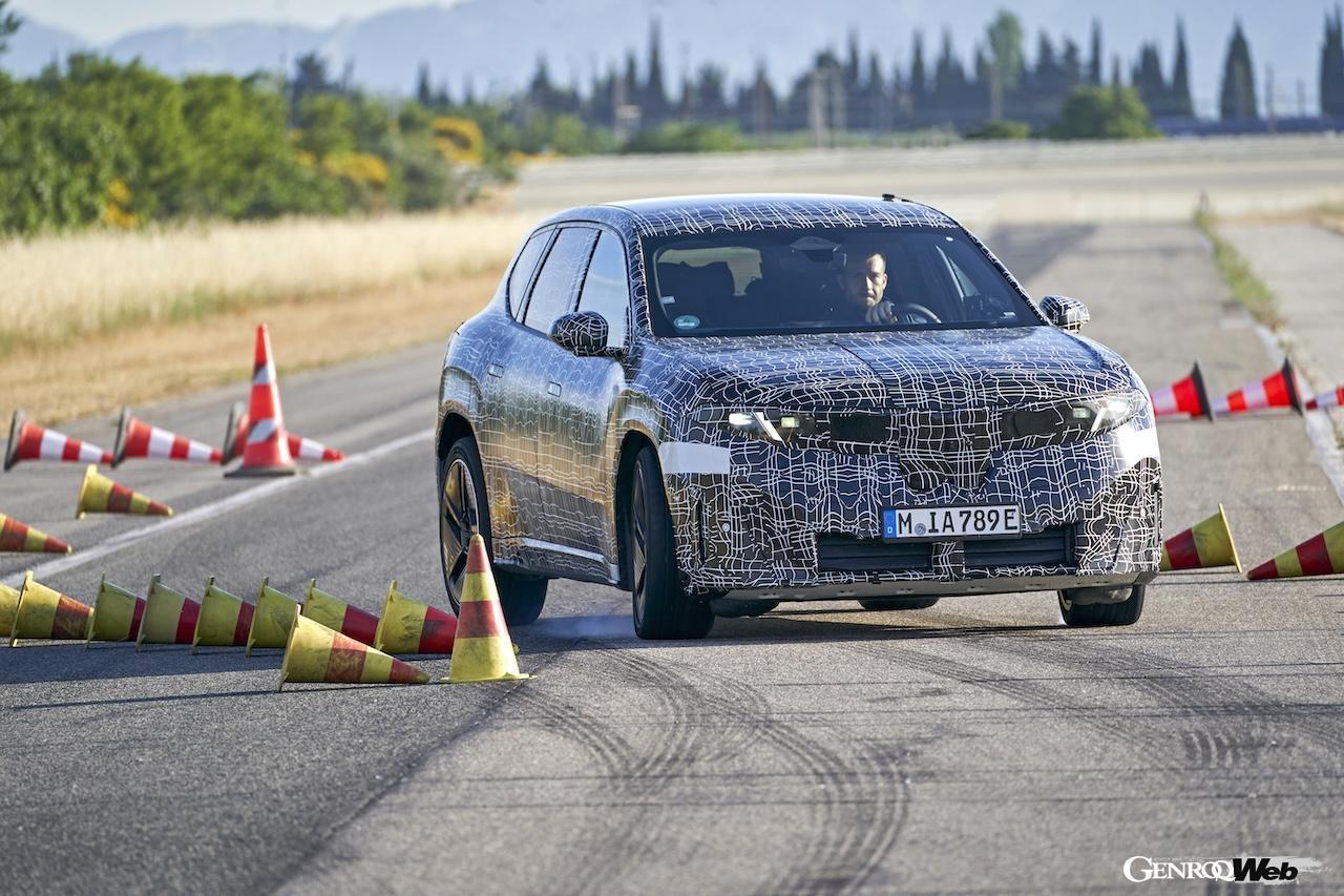 ワールドプレミアに向けて、精力的にテストを行う新型「BMW iX3」。