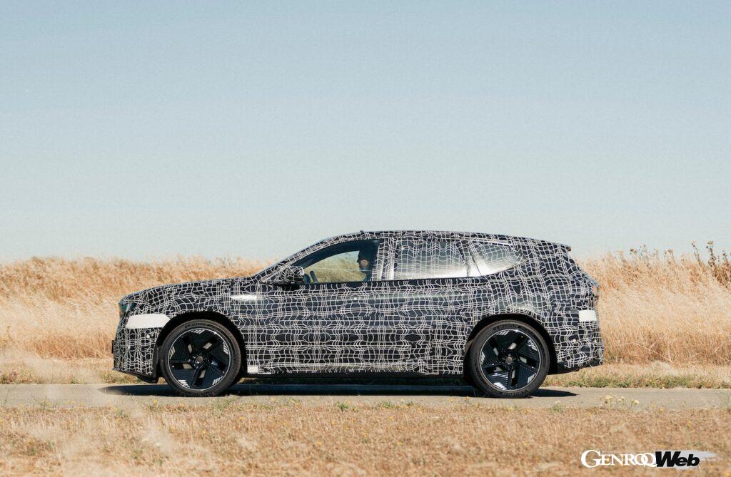 ワールドプレミアに向けて、精力的にテストを行う新型「BMW iX3」。