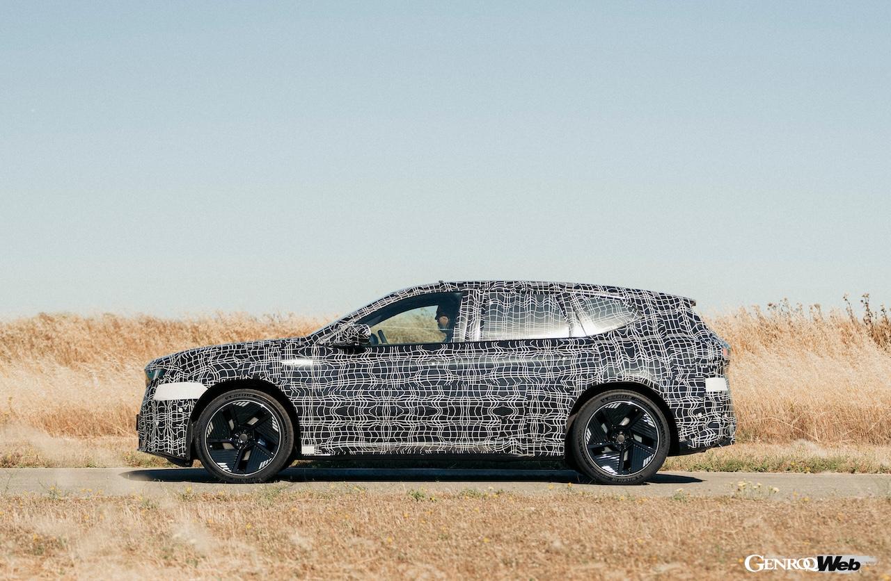 ワールドプレミアに向けて、精力的にテストを行う新型「BMW iX3」。