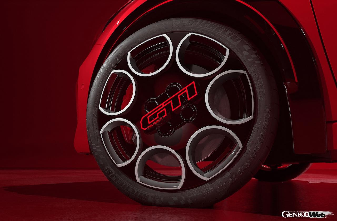 フル電動スポーツハッチ「プジョー E-208 GTi」のエクステリア。