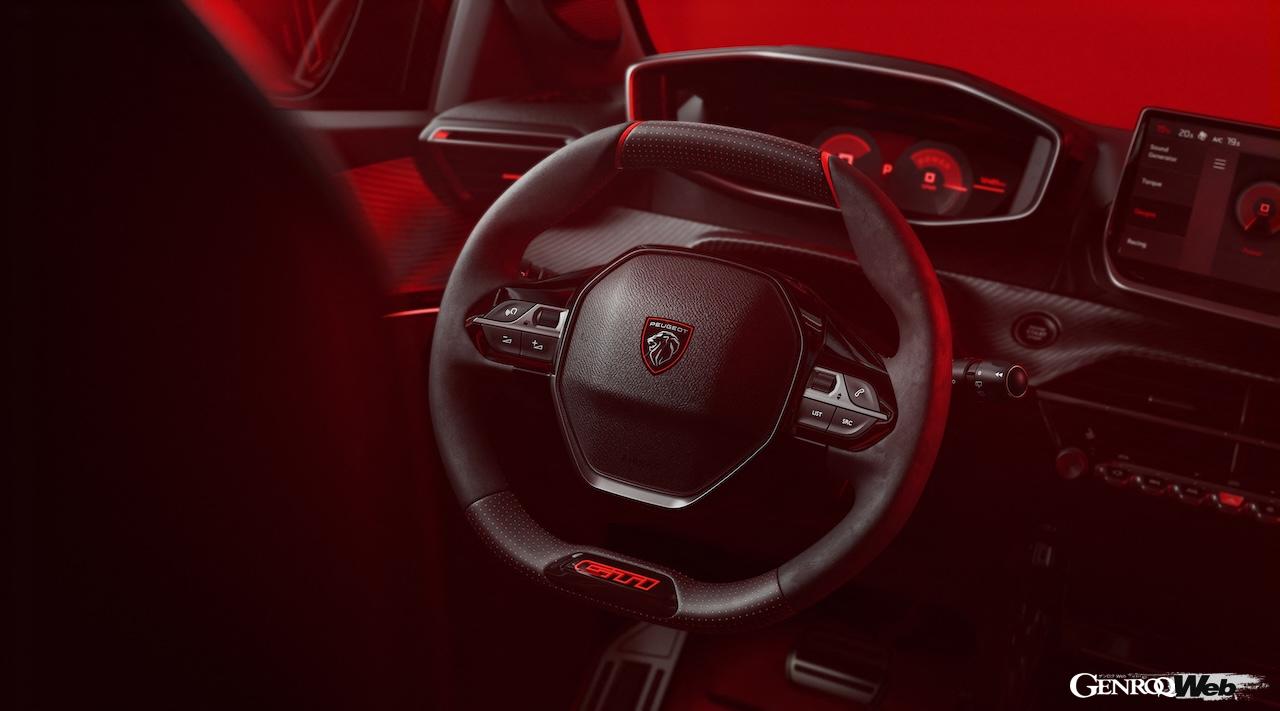 フル電動スポーツハッチ「プジョー E-208 GTi」のインテリア。