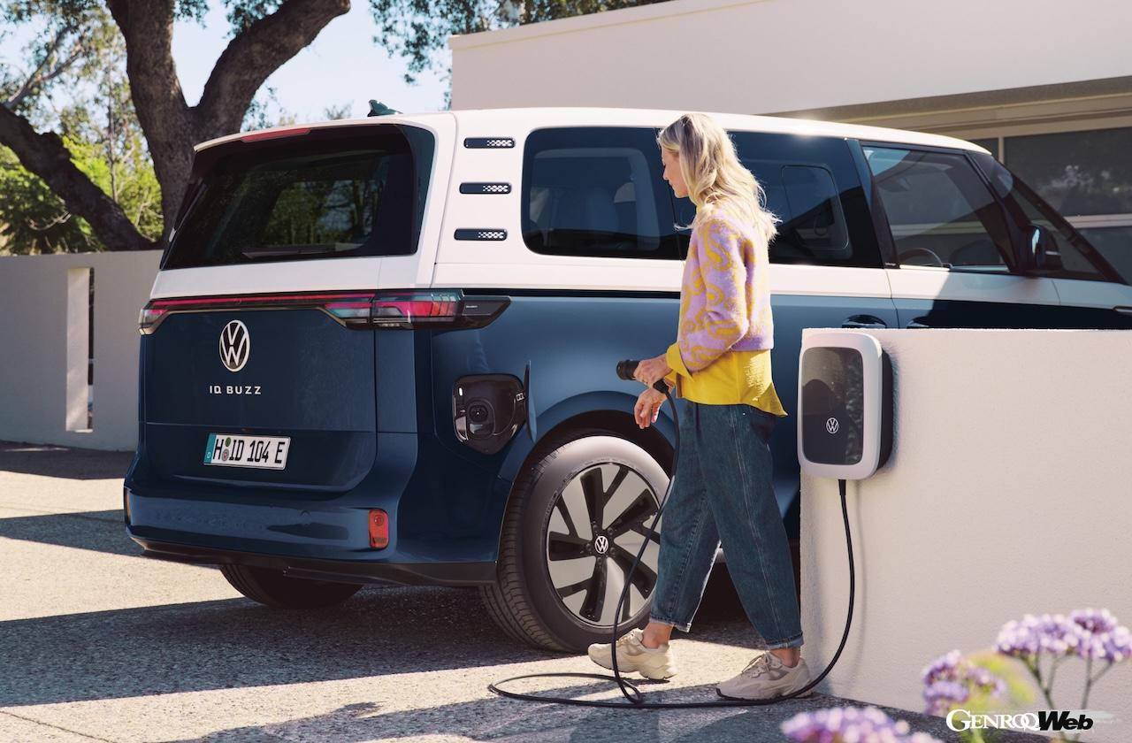 「フォルクスワーゲン ID. Buzz Pro」の充電シーン。