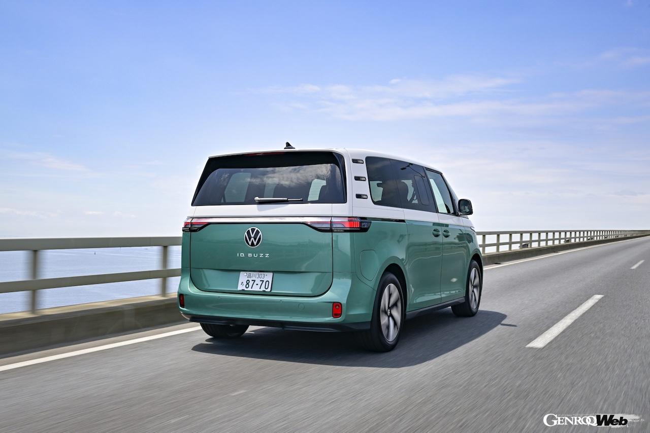 「フォルクスワーゲン ID. Buzz Pro」の走行シーン。